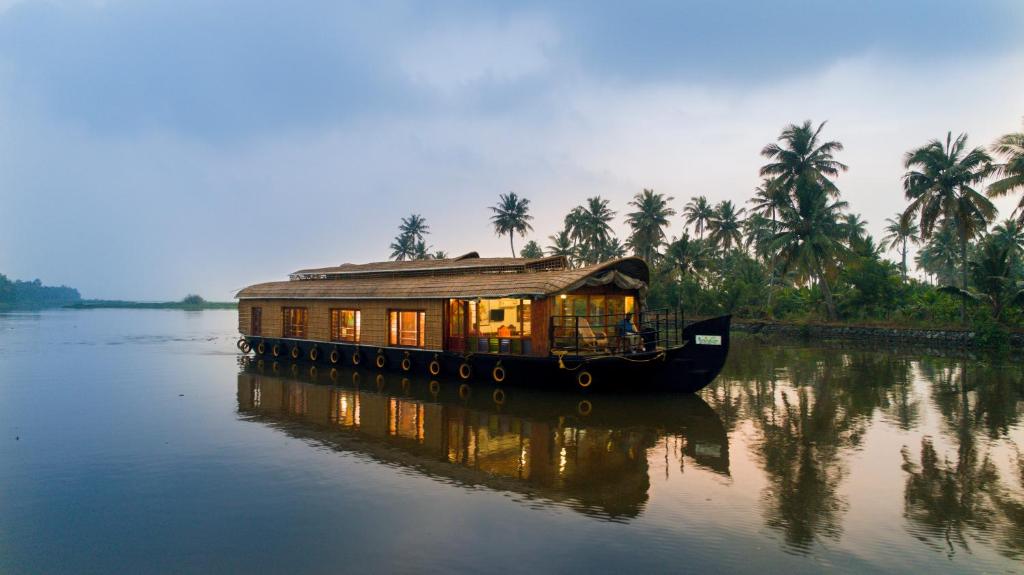 5 Days Luxury Kerala Honeymoon Package with Houseboat stay